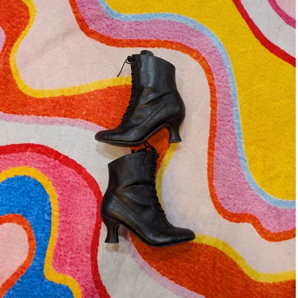ELLIE SHOES Women's Victorian Bootie Size 10